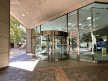 オフィスビル出入口