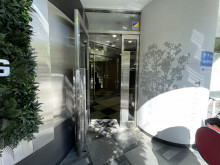 オフィスビル出入口