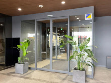 オフィスビル出入口