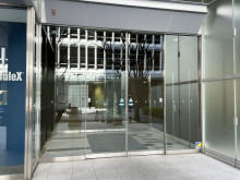 オフィスビル出入口