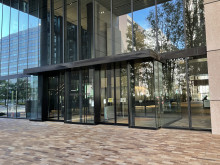 オフィスビル出入口