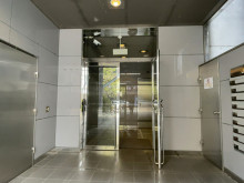 オフィスビル出入口