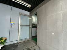 オフィスビル出入口