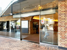 オフィスビル出入口