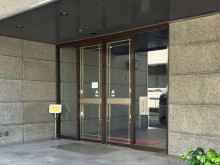 オフィスビル出入口