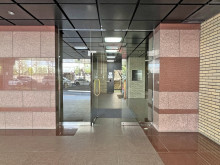 オフィスビル出入り口