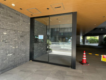 オフィスビル出入口