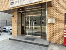 オフィスビル出入り口