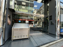 オフィスビル出入口