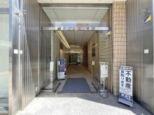 オフィスビル出入り口