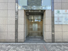 オフィスビル出入り口