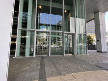 オフィスビル出入口