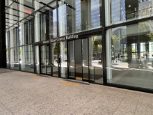 オフィスビル出入口