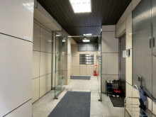 オフィスビル出入口