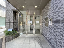 オフィスビル出入り口