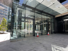 オフィスビル出入口