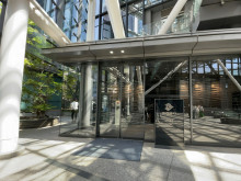 オフィスビル出入口