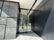 オフィスビル出入口