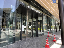 オフィスビル出入口