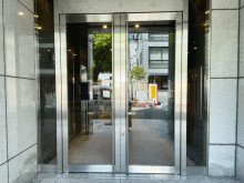オフィスビル出入口