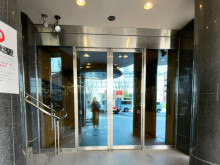 オフィスビル出入口