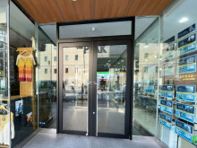 オフィスビル出入口