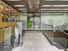 オフィスビル出入口