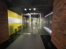 オフィスビル出入口