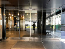 オフィスビル出入口