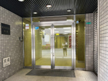 オフィスビル出入口