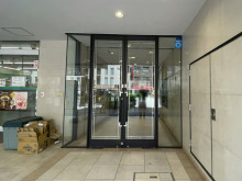 オフィスビル出入口