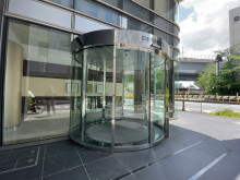 オフィスビル出入口