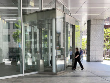 オフィスビル出入口