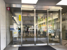 オフィスビル出入口