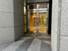 オフィスビル出入口