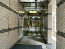 オフィスビル出入口