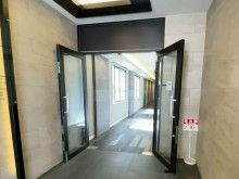 オフィスビル出入口