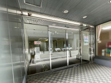 オフィスビル出入口