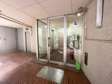 オフィスビル出入口