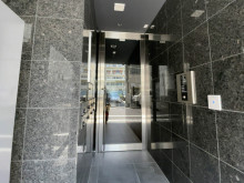 オフィスビル出入口