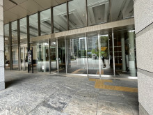 オフィスビル出入口