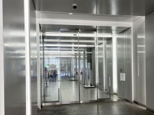 オフィスビル出入口