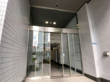 オフィスビル出入口