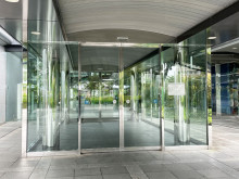 オフィスビル出入口