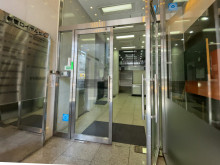 オフィスビル出入口