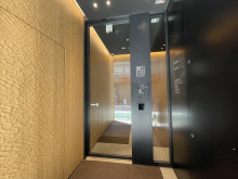 オフィスビル出入口