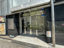 オフィスビル出入口