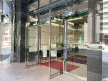 オフィスビル出入口