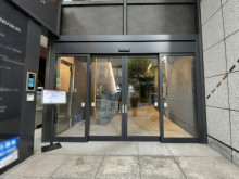 オフィスビル出入口