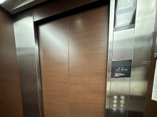 エレベーター内部